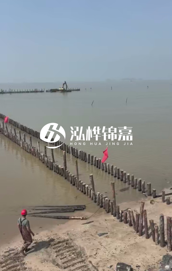 江蘇打松木樁專業(yè)施工隊-打圓木樁多少錢一米合適？