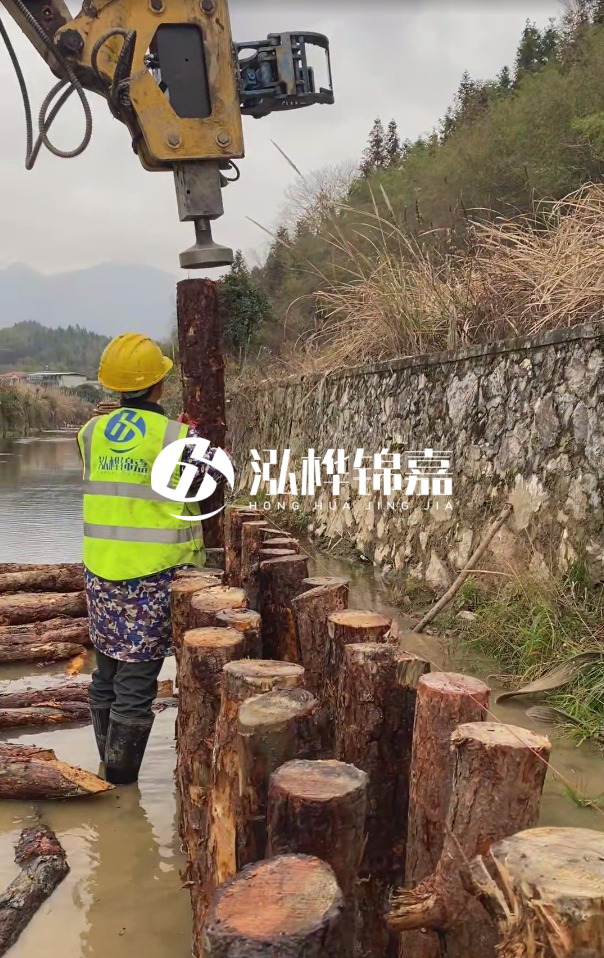 昆明市挖機(jī)打木樁專業(yè)施工-打松木樁3米的價格是多少？
