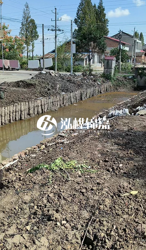 打樁木樁為什么要一根根挨著打？100米河堤需要打多少根木樁？