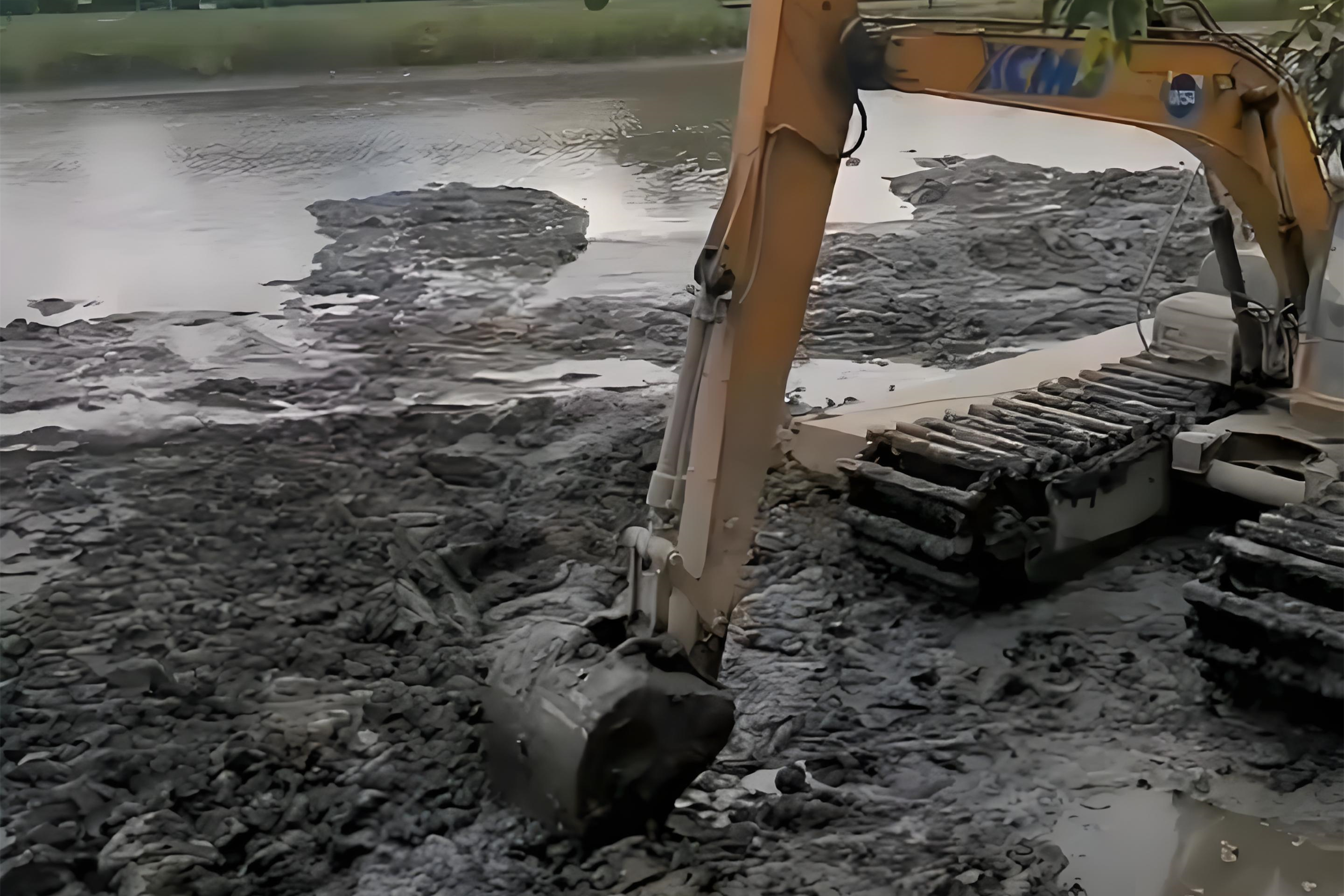 江西水挖清淤團(tuán)隊(duì)泓樺錦嘉-水上挖機(jī)清淤要避開汛期嗎？