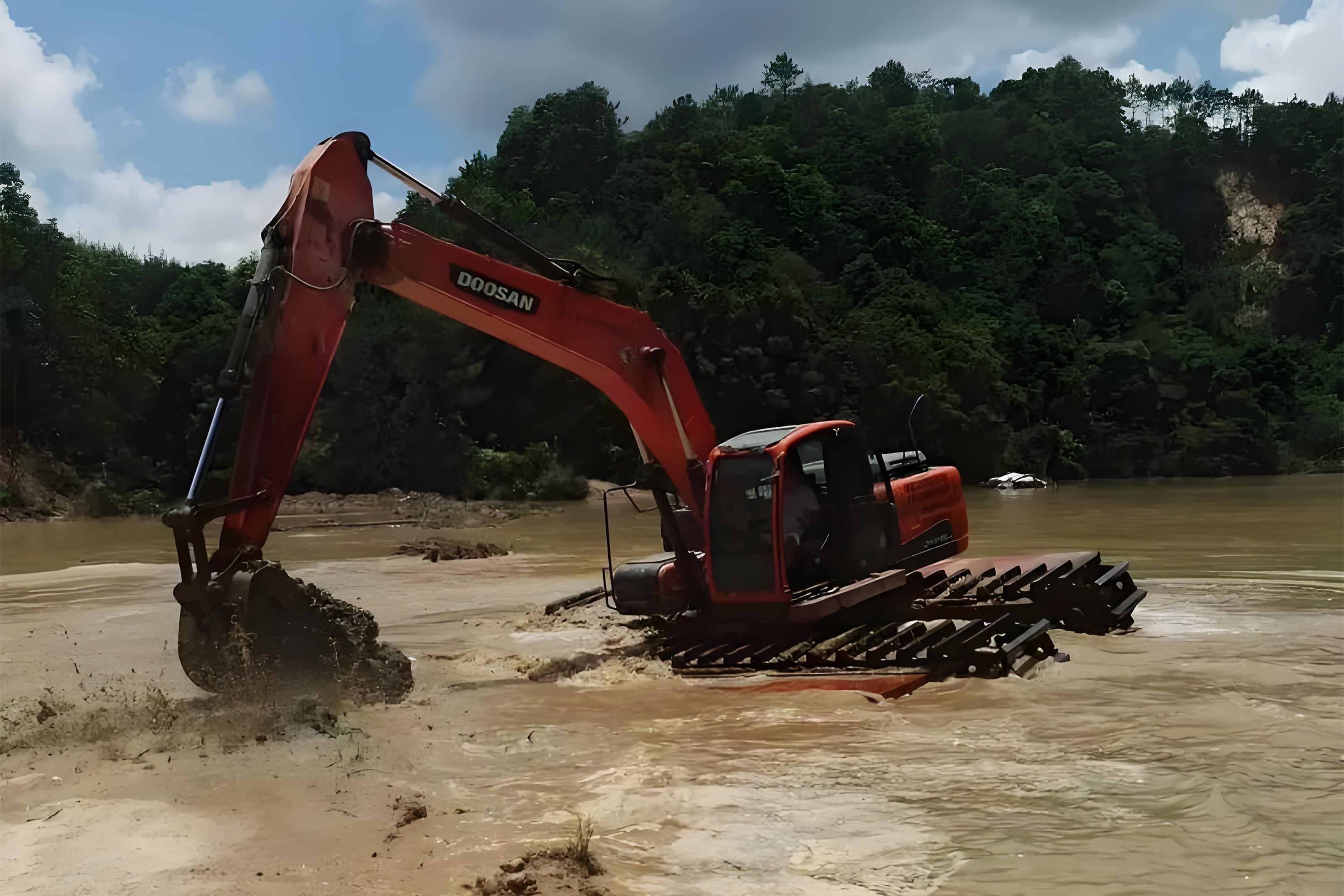 湖南長沙挖機清淤施工隊-小河道清淤的費用大概是多少錢一米？