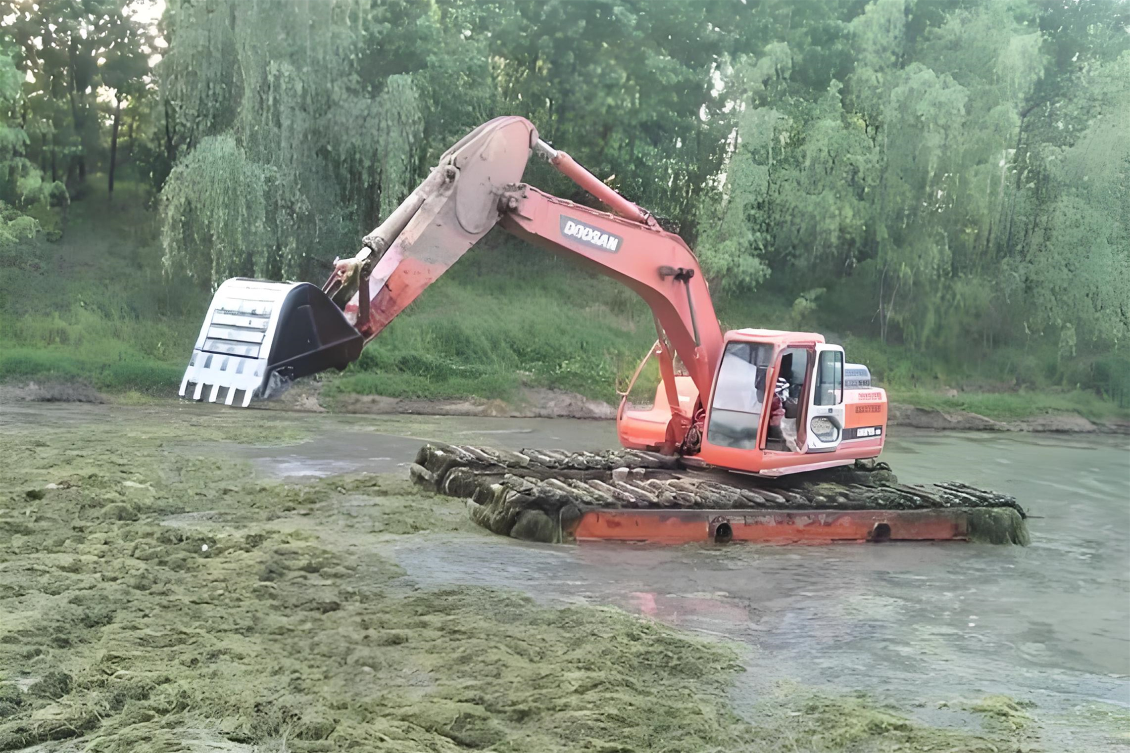 廣西南寧挖機清淤施工隊-沼澤清淤怎樣防止挖掘機下陷？