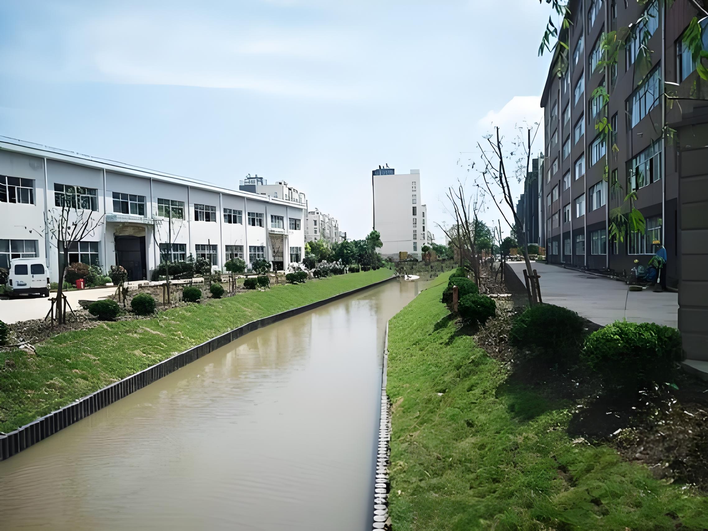 水泥仿木樁廠家泓樺錦嘉 - 河道仿木樁的規(guī)格怎么根據(jù)河道寬度選？