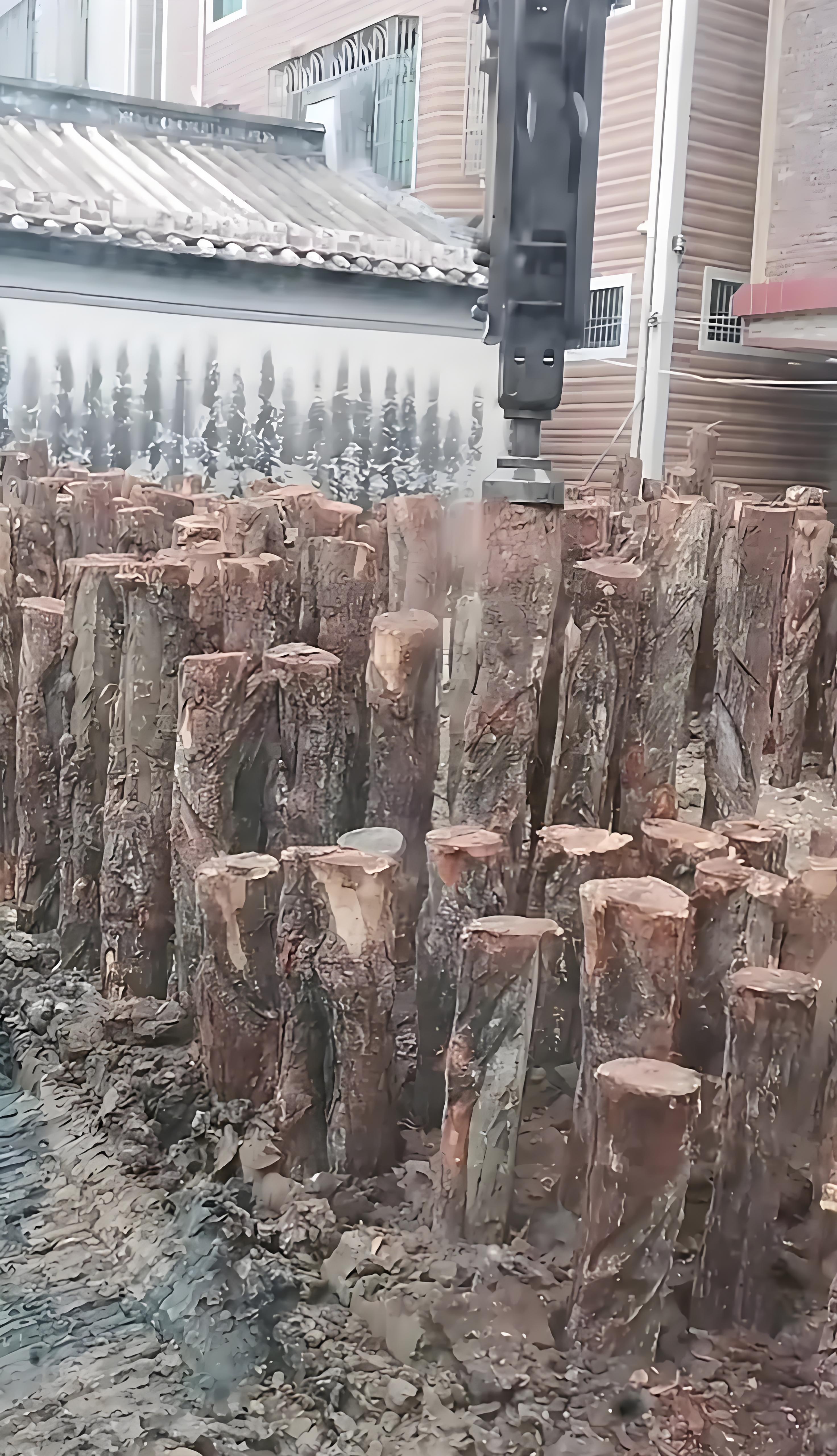 松木樁施工隊(duì)泓樺錦嘉-木頭打樁做地基原理是什么？